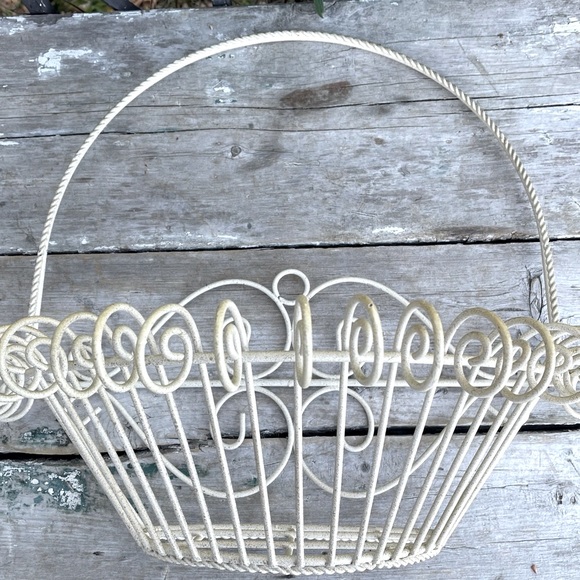 Vintage wire wall basket cottage farmhouse decor - Picture 1 of 6